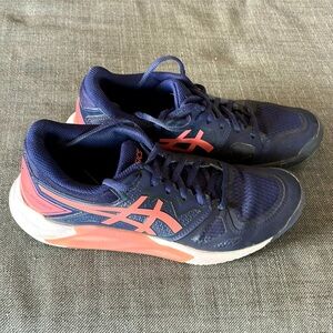 ASICS Gel challenger pair of shoes. Size 7.5 (US)